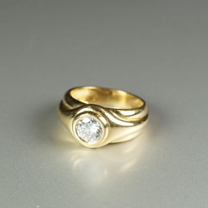 null MAUBOUSSIN : Bague en or jaune 18K (750/oo) à décor de godrons centrée d'un...