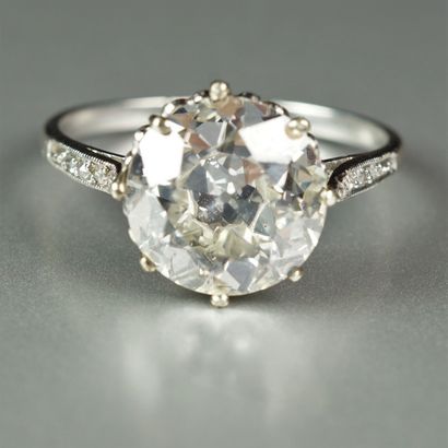 null Antique platinum (850/oo) ring centered with a half-cut diamond weighing 4.19...