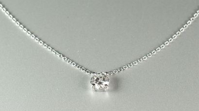 null Collier en or gris 18K (750/oo) à maille forçat centré d'un diamant taille brillant...