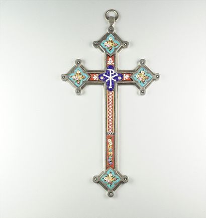 Importante Croix pendentif en métal agrémentée...