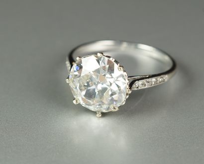 null Antique platinum (850/oo) ring centered with a half-cut diamond weighing 4.19...
