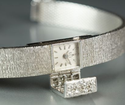 null UTI : Montre bracelet de dame à capot en or gris 18K (750/oo), le capot, pavé...