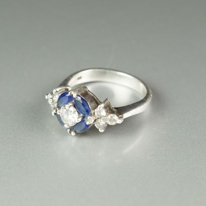 null Silver ring (800/oo) decorated with blue and white imitation stones and a brilliant-cut...