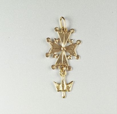 null Pendentif "Croix Huguenote" en or jaune 18K (750/oo) articulé avec sa colombe...