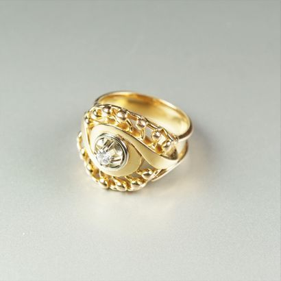 null Bague en or jaune 18K (750/oo) à décor ajouré centré d'un motif tourbillon serti...