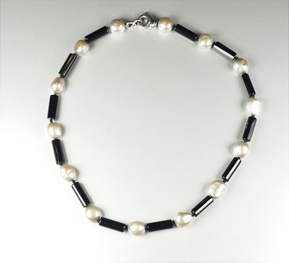null Collier composé de perles de culture d'eau douce baroques alternées de barrettes...