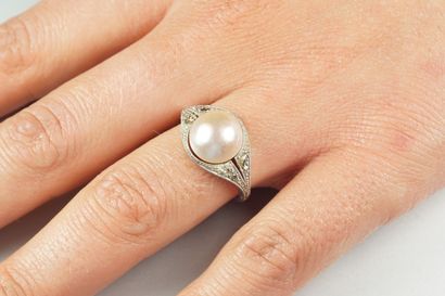 null Bague en or gris 18K (750/oo) centrée d'une perle Mabé, l'épaulement serti de...