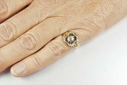 null Bague ancienne en or jaune 18K (750/oo) centrée d'un diamant taillé en rose...