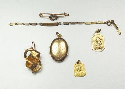 null "Lot de petits bijoux anciens en or jaune 18K (750/oo) comprenant un pendentif...