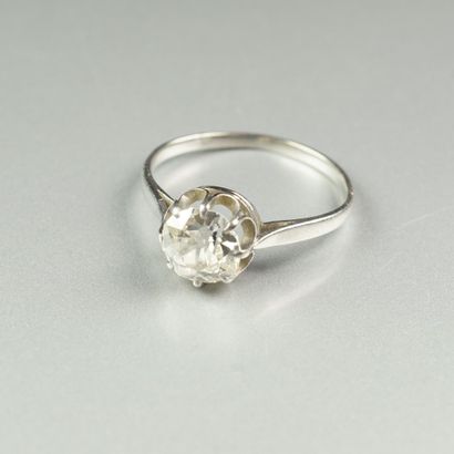 null Bague solitaire en platine (850/oo) centrée d'un diamant taille ancienne calibrant...