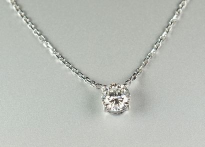 null Collier en or gris 18K (750/oo) maille forçat centré d'un diamant taille brillant...