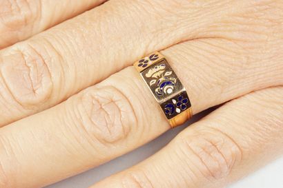 null Ring in 18K (750/oo) yellow gold, the central part forming three facets decorated...