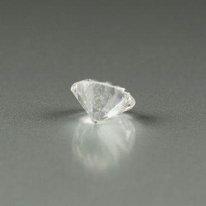 null Bague solitaire en or gris et platine sertie d’un diamant central taille brillant...