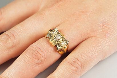 null 18K (750/oo) gold "Butterfly Tie" ring centered on a brilliant-cut diamond,...