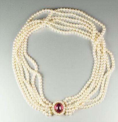 null Collier à six rangs de perles de culture en choker (diamètres : 4 à 4.5 mm environ),...