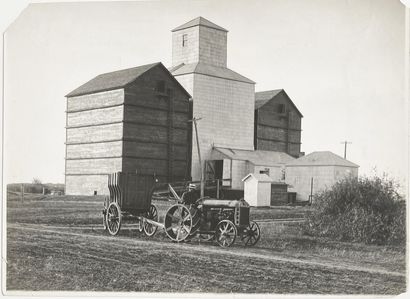 ETATS-UNIS ÉTATS-UNIS 
Silos et agriculteur, Moundville-Alabama, ca. 1930. 
Photographie....