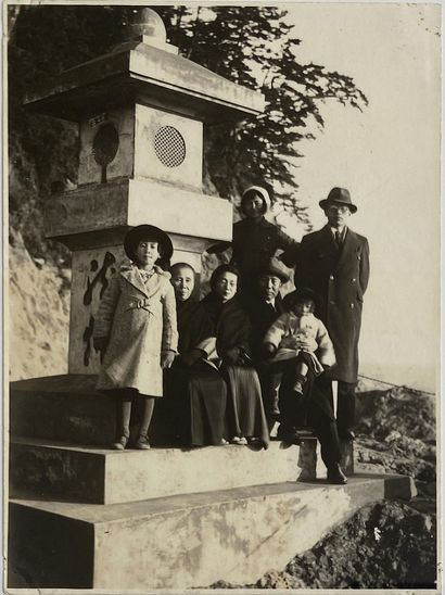 JAPON JAPON 
Famille devant un monument, ca. 1930. 
Photographie. Tirage argentique...