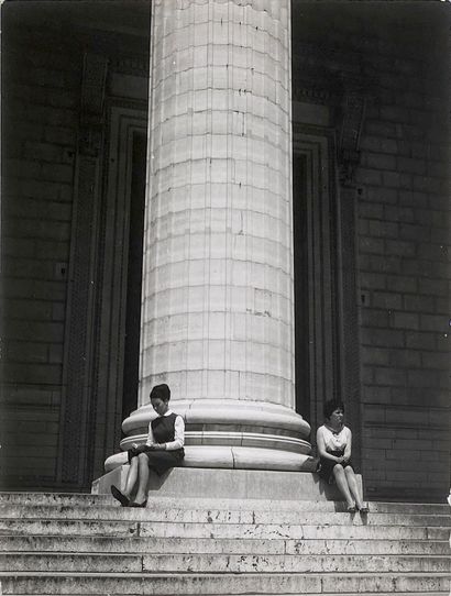 PARIS PARIS 
Femmes assises sur les marches de l'église de la Madeleine, 1967. 
Photographie....
