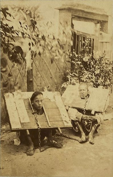 CHINE CHINE 
Chinois à la cangue, ca. 1890. 
Photographie. Tirage albuminé monté...
