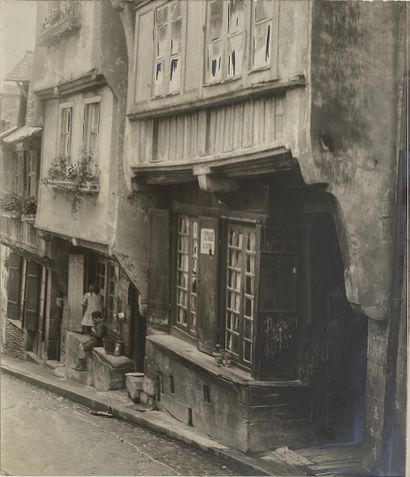 Emmanuel SOULLIER EMMANUEL SOULLIER 
"Vieille maison à Dinan", ca. 1900. 
Photographie....