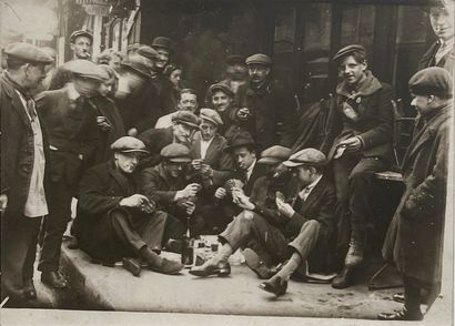 GRÈVES GRÈVES 
Grévistes jouant aux cartes, rue Montorgueil, Paris, ca. 1935. 
Photographie....