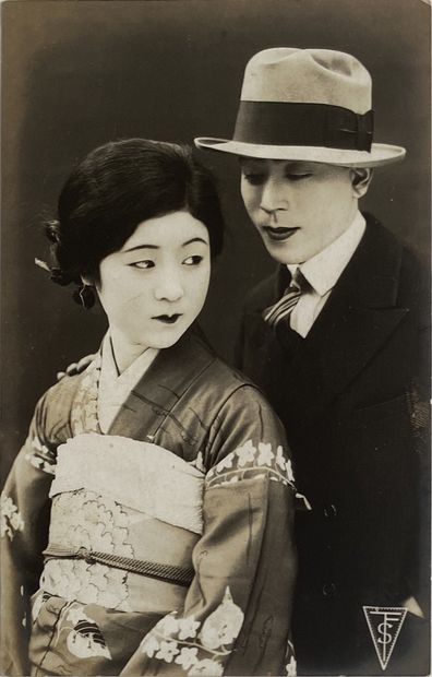 JAPON JAPON 
Couple d'acteurs, ca. 1930. 
Photographie. Tirage argentique d'époque,...
