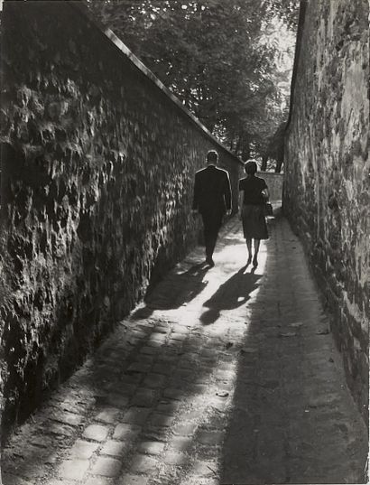 PARIS PARIS 
Rue Berton, 1962. 
Photographie. Tirage argentique d'époque, titré et...