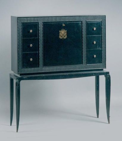 Jean PASCAUD (1903-1996) Cabinet, 1937 En bois vernissé noir sculpté de treillages....