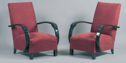 Travail Français, circa 1940/1950 Paire de fauteuils En bois vernis, accotoirs arrondis...