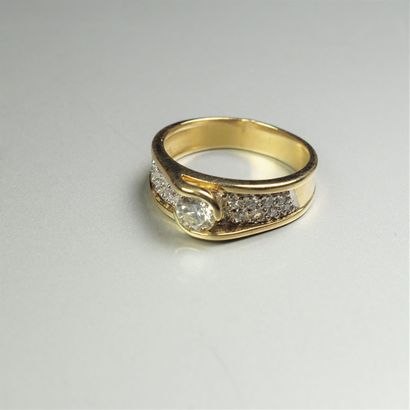null Bague en or jaune 18K (750/oo) centrée d'un diamant taille brillant calibrant...