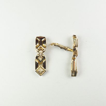 null FERAUD : Paire de clips d'oreilles pendants articulés en or jaune 18K (750/oo)...