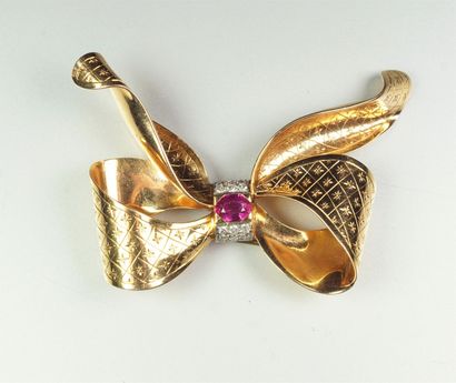 null Broche "Noeud de Ruban" en or jaune 18K (750/oo) à décor ciselé de damier agrémenté...