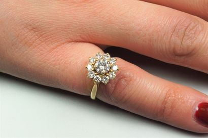null Bague "Marguerite" en or jaune 18K (750/oo) centrée d'un diamant taille brillant...