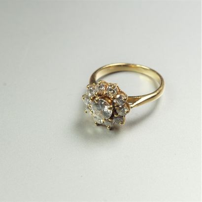 null Bague "Marguerite" en or jaune 18K (750/oo) centrée d'un diamant taille brillant...