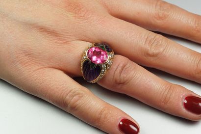 null PELLEGRIN : Bague en or jaune 18K (750/oo) centrée d'une tourmaline rose ovale...