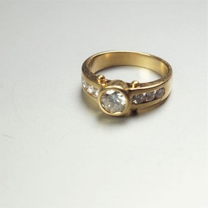 null Bague en or jaune 18K (750/oo) lisse centrée d'un diamant taille brillant en...