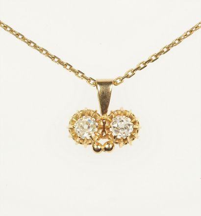 null Pendentif en or jaune 18K (750/oo) serti de deux diamants coussins taille ancienne...