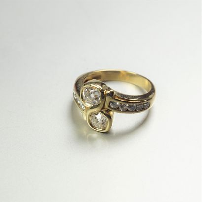 null Bague "toi et Moi" en or jaune 18K (750/oo) centrée de deux diamants taille...
