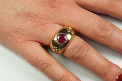 null Bague "Jonc Bombé" en or jaune 18K (750/oo) lisse centrée d'un rubis rond calibrant...