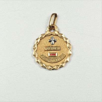 null A.AUGIS : Médaille d'Amour ronde à bordure festonnée et facettée, elle est agrémentée...