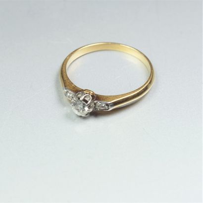 null Bague en or 18K (750/oo) de 2 tons centrée d'un diamant demi taille calibrant...