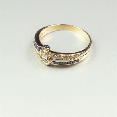 null Bague en or jaune 18K (750/oo) formant deux anneaux sertis de lignes de diamants...
