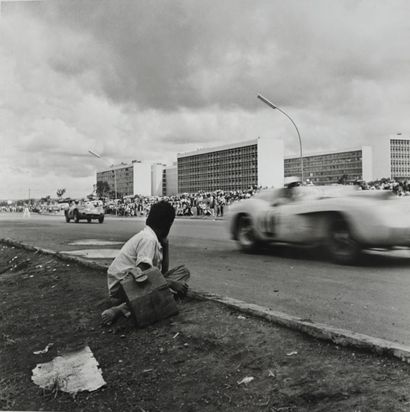 ALBERTO FERREIRA 1932-2007 Course automobile, Brasilia, Brésil, ca. 1960.Photographie....