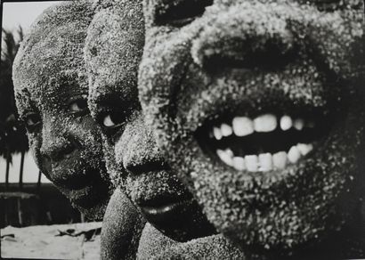ANANIAS LEKI DAGO 1970- Assinie : Sable et sourires, 1998.Photographie. Tirage argentique...