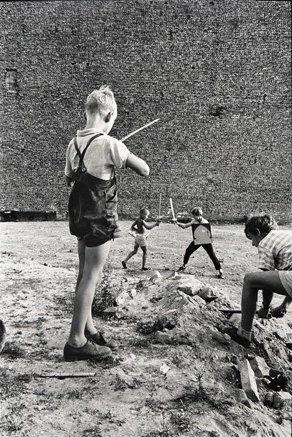 WILL McBRIDE 1931-2015 "Jungs spielen "Krieg" auf einen Ruinengrund stüde, Berlin"...