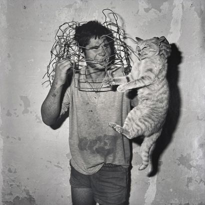 ROGER BALLEN 1950- "Cat catches", 1998.Photographie. Tirage argentique viré au sélénium...