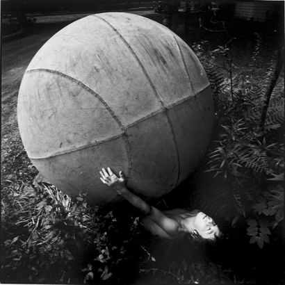 ARTHUR TRESS 1940- "Boy with Giant Ball, N.Y.", 1969.Photographie. Tirage argentique...