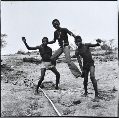 MALICK SIDIBE 1936-2016 "Au bord du fleuve Niger", 1976.Photographie. Tirage argentique...