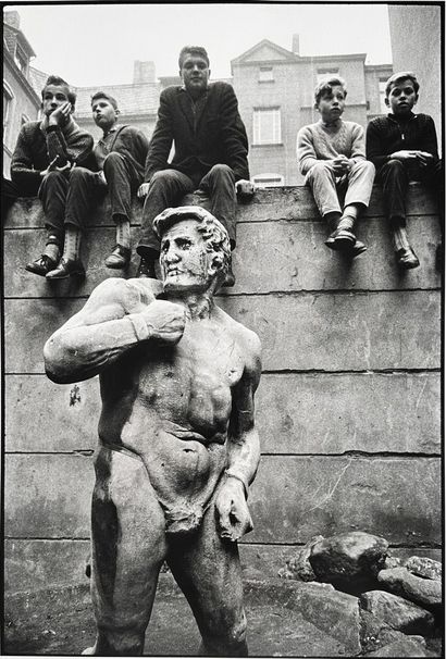 WILL McBRIDE 1931-2015 "Jungs in Hinter hof, Berlin" 1957.Photographie. Tirage argentique...