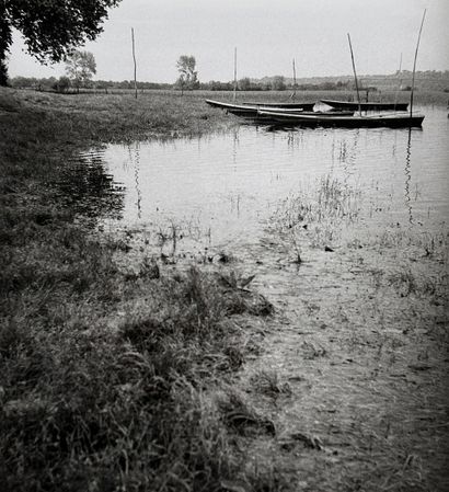 INGI (Louis Ingigliardi, dit) 1915-2008 PAYSAGE Pond with boats, near a castle in...